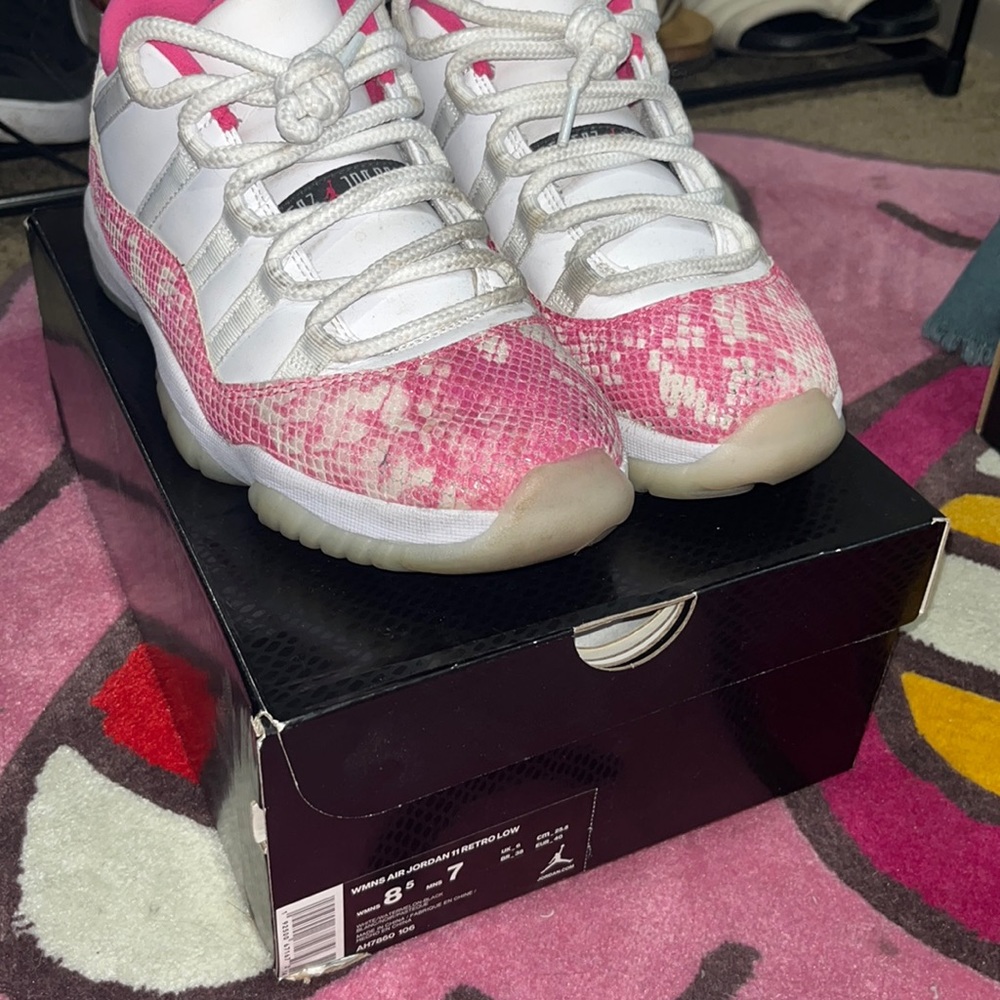 JORDAN 11 LOW Pink snakeskin